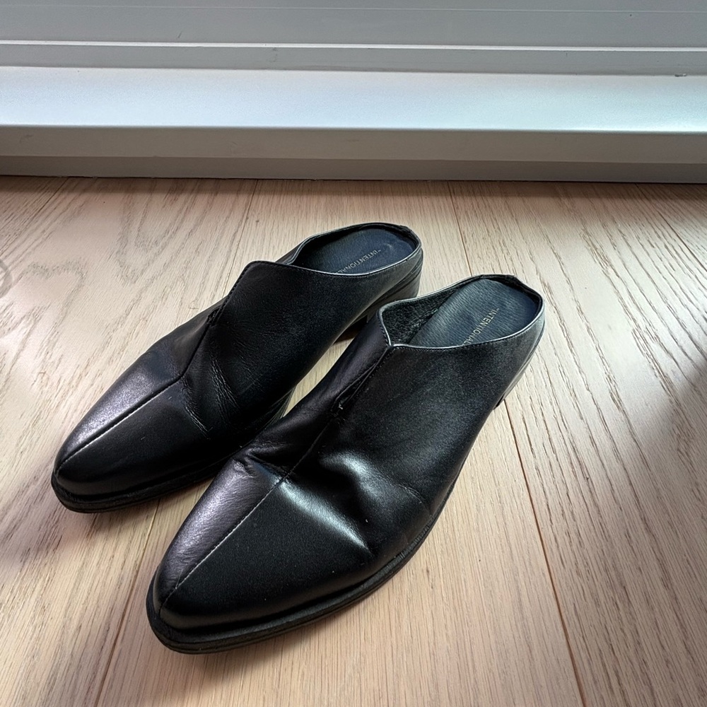 INTENTIONALLY BLANK Black Leather Flats